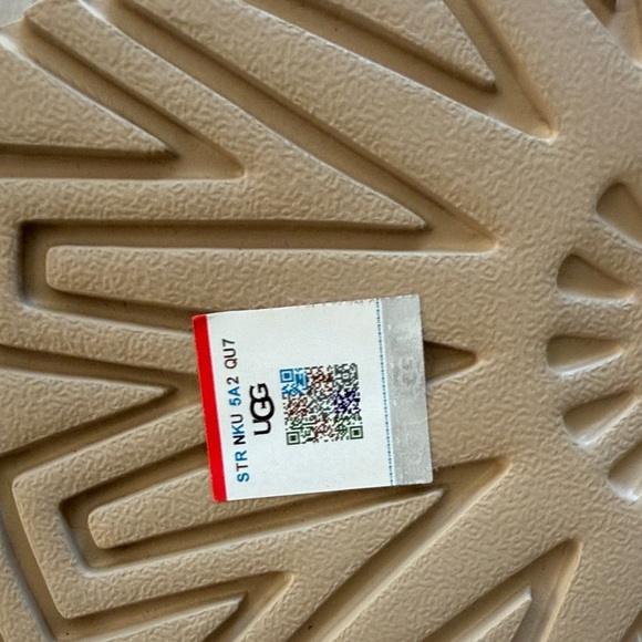 UGG Women's Tan Ankle Boots NWOT - Picture 3 of 12